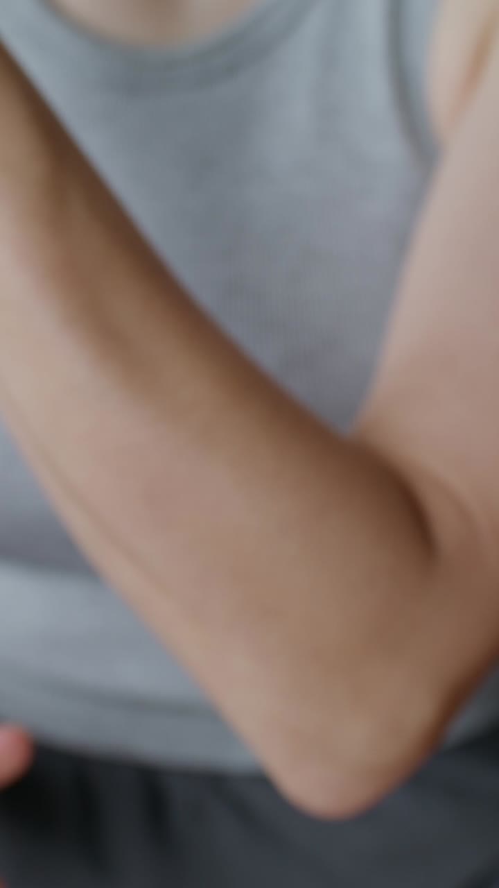 mujer con un tatuaje en el brazo y una expresión facial preocupada