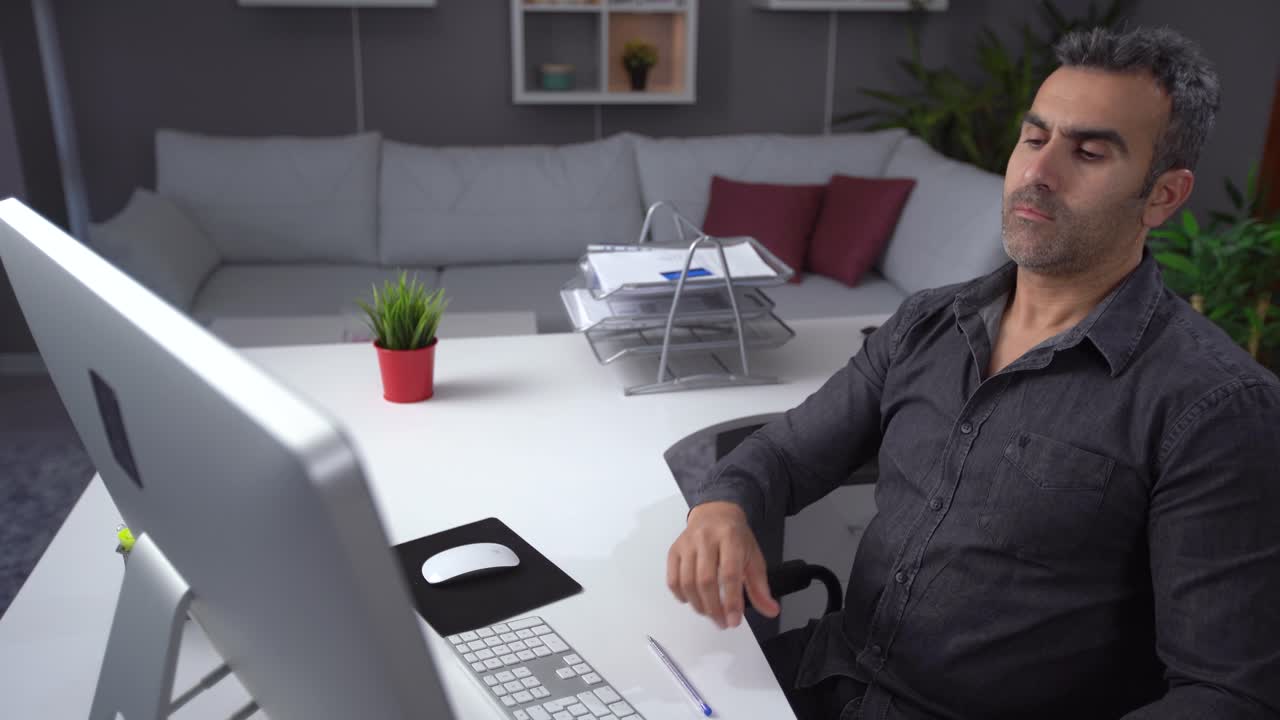 trabajador de oficina en casa considerado.