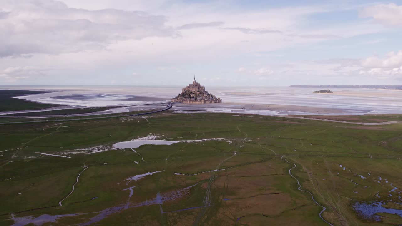 Le Mont-Saint-Michels ö i gryningen i Manche, Frankrike