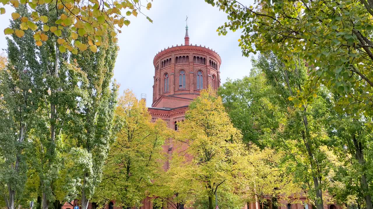 paisaje de otoño en berlín con árboles amarillos alrededor de la vieja iglesia en alemania