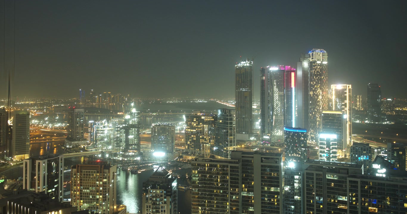 Time-lapse do horizonte de Dubai em transição do dia para a noite.