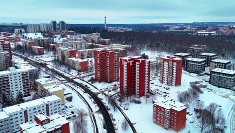bonitos edificios de gran altura cubiertos de nieve en invierno