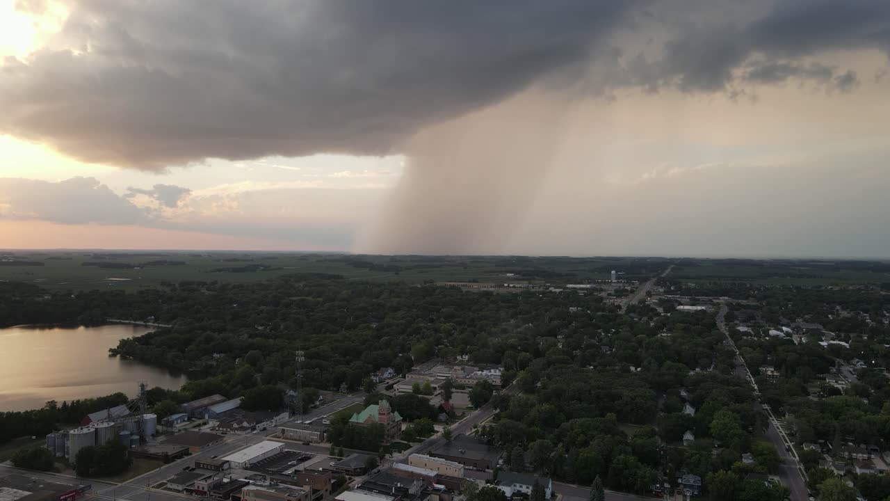 nubes sobre una pequeña ciudad a última hora de la noche, waseca, minnesota