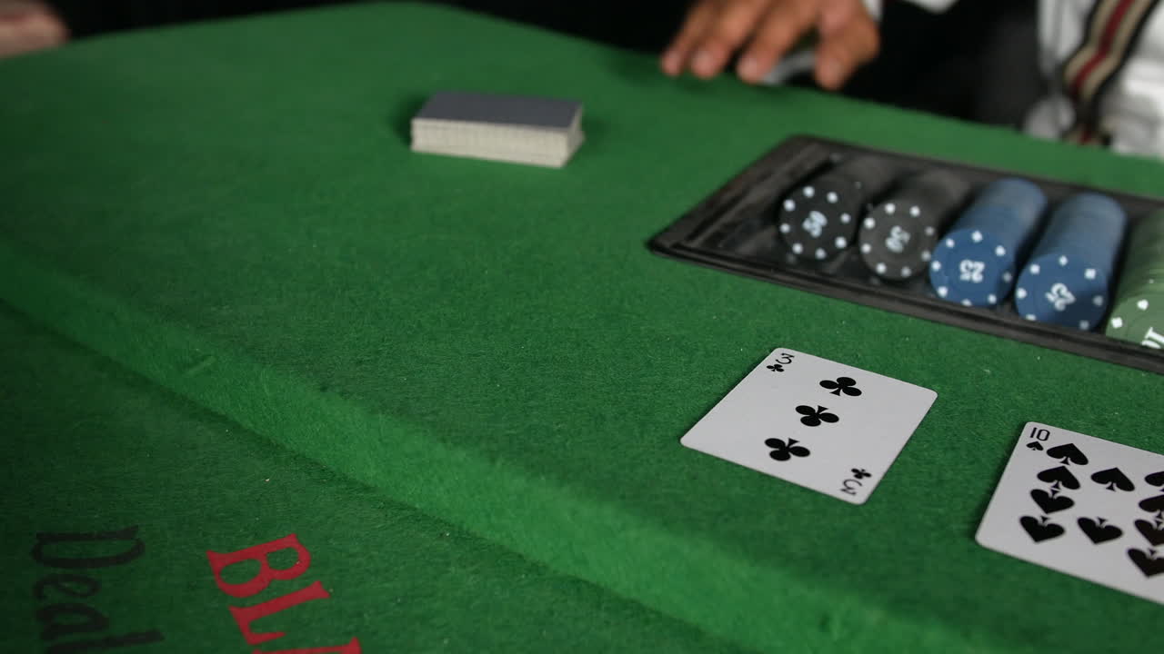 un crupier de póquer que distribuye una carta en un casino con fichas y cartas en una mesa de blackjack