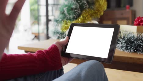 Hombre-Caucásico-Con-Sombrero-De-Papá-Noel-Haciendo-Videollamada-Navideña-Con-Tableta,-Copia-Espacio-En-La-Pantalla