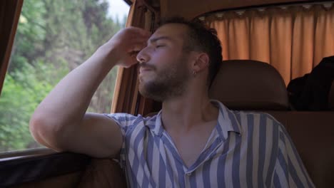 el adolescente triste está viajando en el coche.