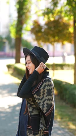 una mujer joven caminando en un parque.