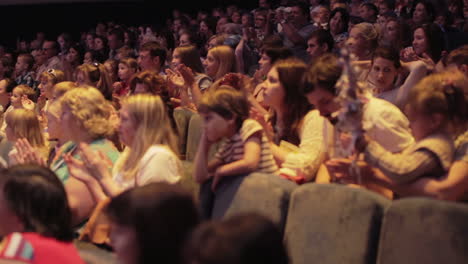 Publikum-Applaudierte-Im-Theater-Oder-Im-Kino-Pan-1