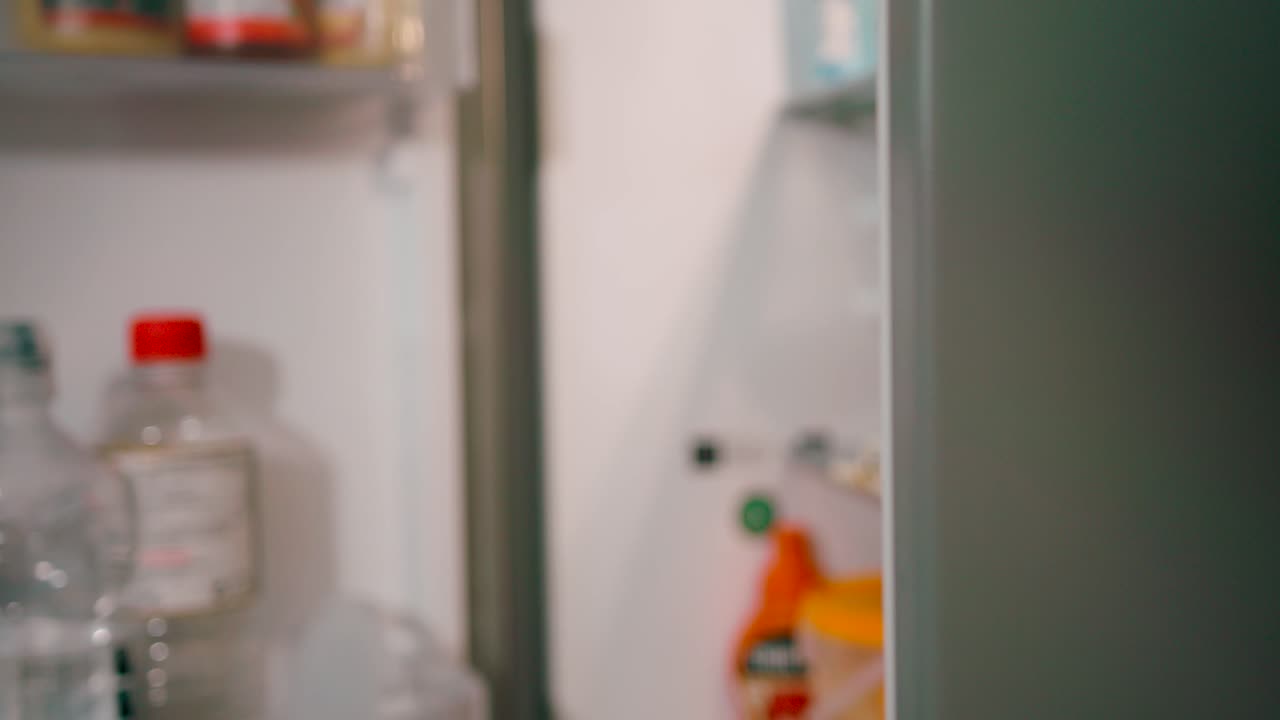 남자는 신선한 진공 밀봉 스테이크를 냉장고에 보관합니다