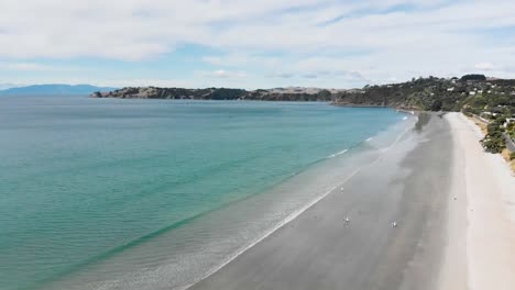 Dji-Mavic-Air-Drone-Volando-Sobre-Una-Playa-De-Arena-En-La-Isla-Waiheke-En-Nueva-Zelanda