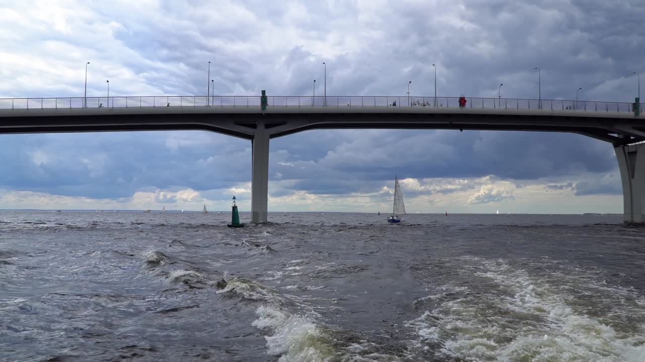 상트 페테르부르크, 핀란드 만의 레저 보트와 서쪽 고속 지름 다리