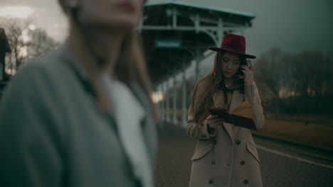 mujer leyendo retrato al aire libre
