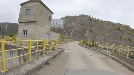 cruce de presa con coche