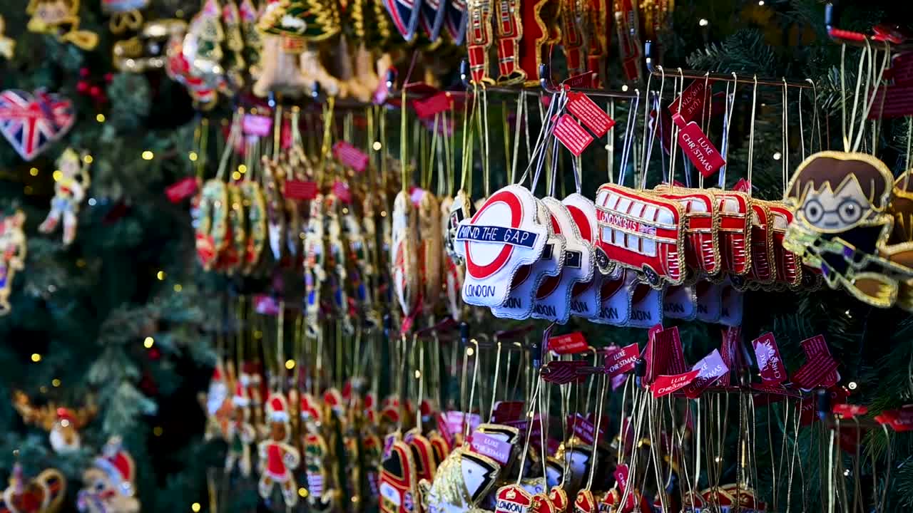 mind gap, 자신에게 몇 가지 크리스마스 트리 물건을 얻을 타워 브리지, 런던, 영국 근처