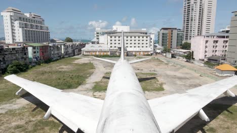 Luftaufnahme-Eines-Verlassenen-Boeing-Jumbo-Jets-Mitten-In-Einer-Stadt-An-Einem-Sonnigen-Tag