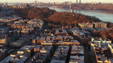 Inclinación-Aérea-épica-De-La-Hora-Dorada-Para-Revelar-El-Puente-George-Washington,-Los-Claustros-Y-El-Río-Hudson