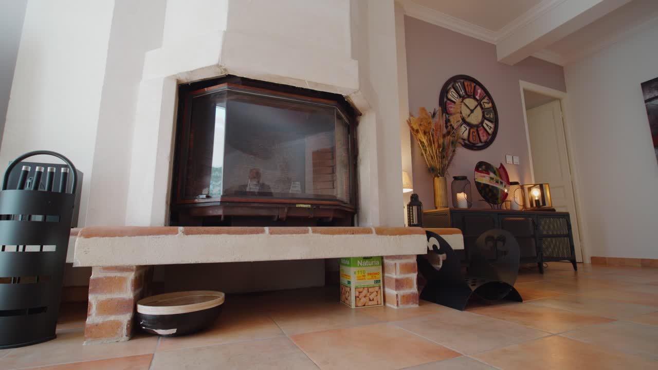 프랑스 남부의 작은 주택에서 내장 된 벽난로 주위에 낮은  ⁇ 도  ⁇