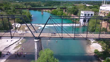 Imágenes-De-Drones-Del-Histórico-Puente-De-La-Calle-Faust-En-New-Braunfels,-Texas,-Que-Cruza-El-Río-Guadalupe-Cerca-De-La-Interestatal-35