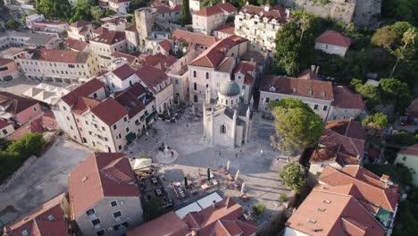 Aérea:-Plaza-Belavista-En-Herceg-Novi,-Montenegro,-Mostrando-Arquitectura-Histórica