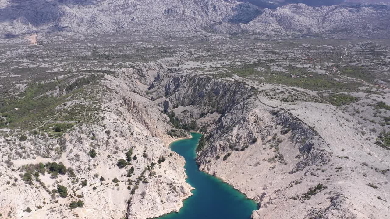 entorno montañoso con el fiordo zavratnica en el parque nacional de velebit, croacia