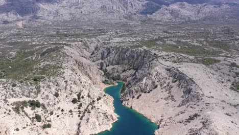 Entorno-Montañoso-Con-El-Fiordo-Zavratnica-En-El-Parque-Nacional-De-Velebit,-Croacia