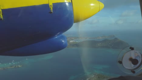 vista aérea épica del isleño bn2 que sobrevuela la isla caribeña de granada