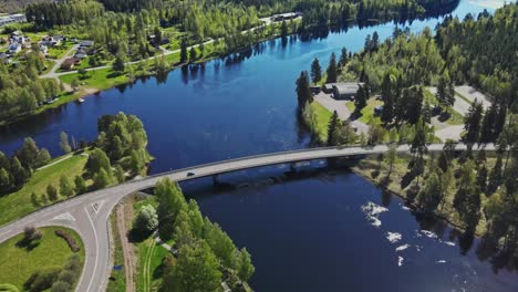 Unidades-De-Automóviles-En-El-Puente-De-La-Carretera-Sobre-El-Río-Vasterdalalven-En-Vansbro,-Dalarna,-Suecia