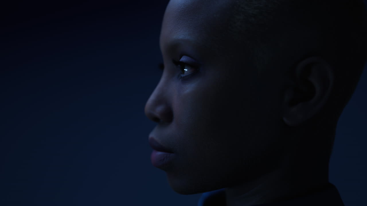 retrato femenino triste en fondo negro