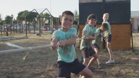 Grupo-De-Niños-Caucásicos-Entrenando-En-El-Campo-De-Entrenamiento