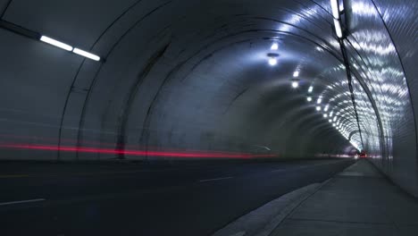tiro de lapso de tiempo de los coches que pasan a través de un túnel