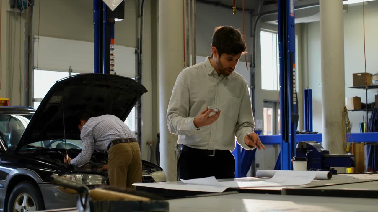 ingeniero discutiendo en el teléfono móvil 4k