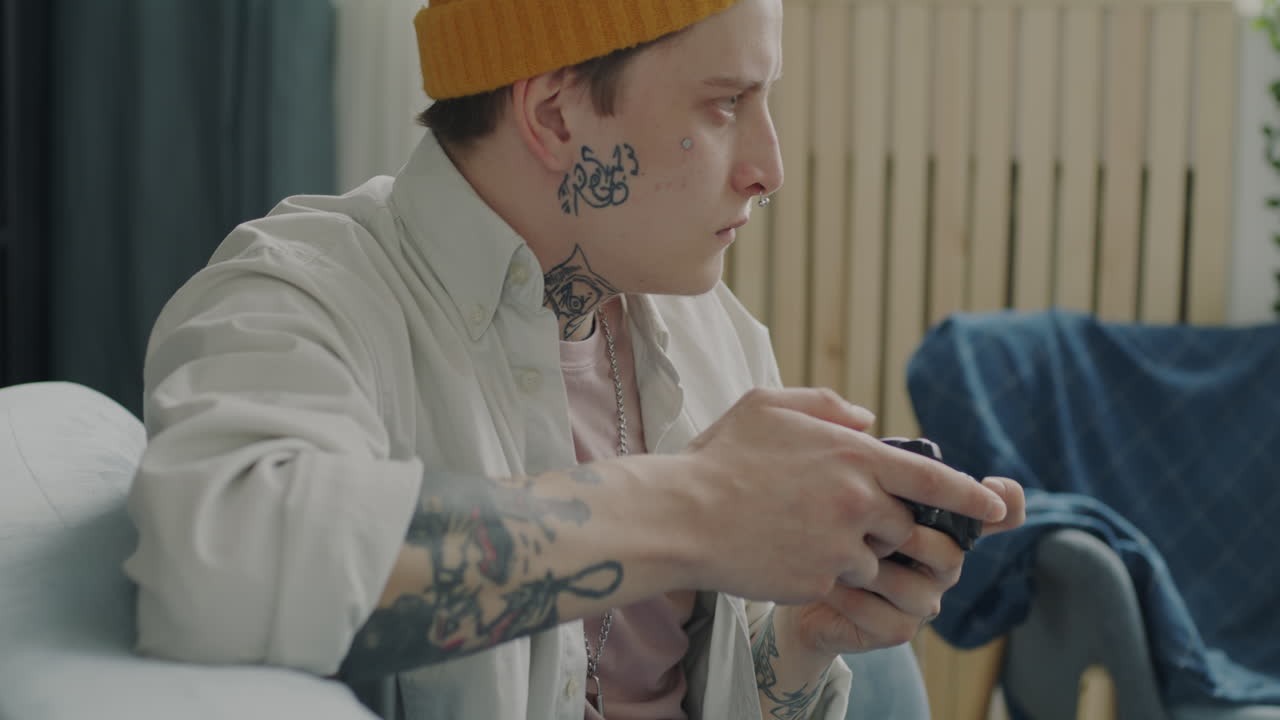 집에서 비디오 게임을 하는 남자