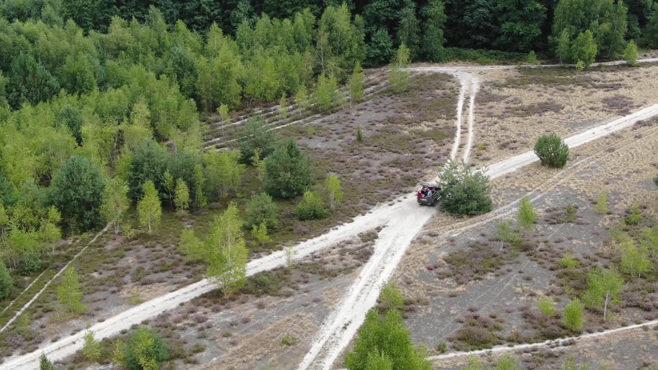 vista aérea de un vehículo todoterreno en caminos de tierra en el campo
