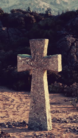 cruz de piedra en el desierto