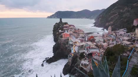 Panoramablick-Auf-Manarola,-Cinque-Terre,-Von-Oben-Während-Des-Sonnenuntergangs