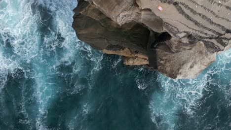 Subida-Aérea-Por-El-Acantilado-En-Las-Olas-Del-Océano-De-La-Costa-De-Sydney