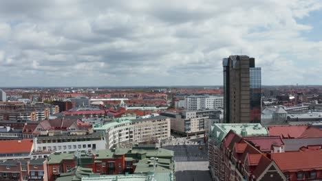 Drohnenaufnahme-Von-Malmö-An-Einem-Sonnigen-Tag-Mit-Triangeln-Im-Rahmen