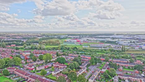 vista panorámica aérea de la impresionante ciudad idílica de doncaster al amanecer, suburbios verdes y cielo nublado