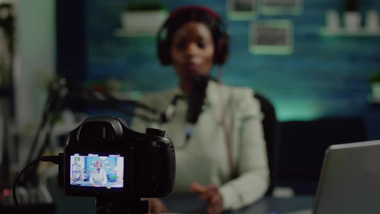acercamiento de la cámara de video grabando influencer africano hablando mirando en él