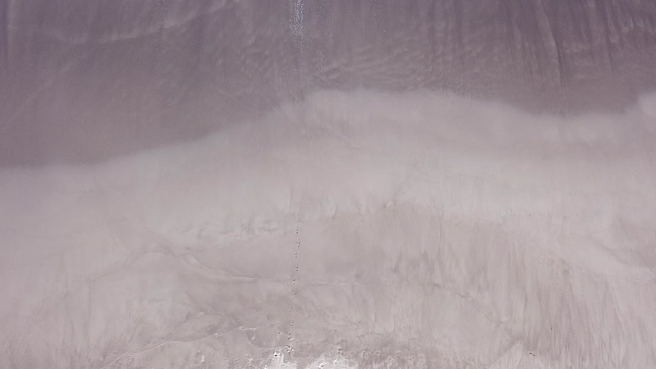 vista aérea de la playa y las olas del océano