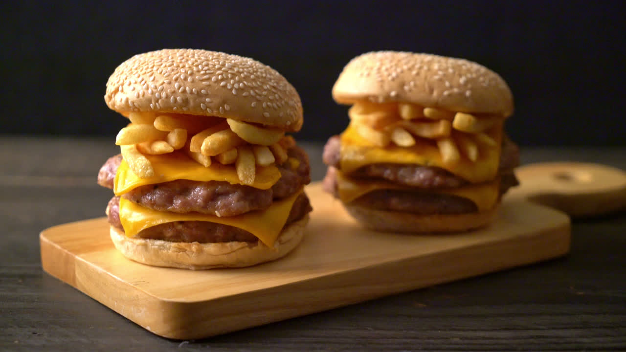 hamburguesa de cerdo o hamburguesa de cerdo con queso y patatas fritas