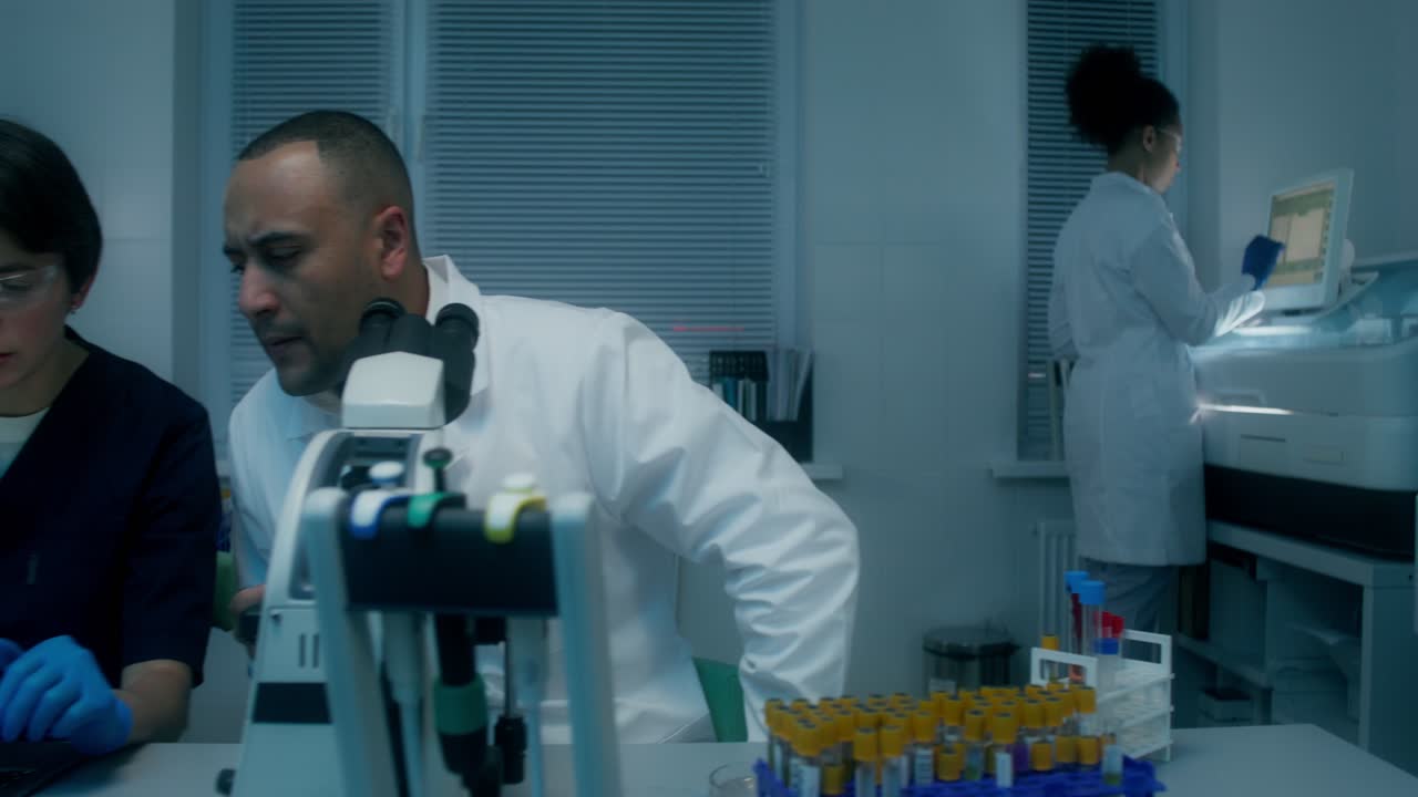 trabajadores de laboratorios médicos que realizan análisis de sangre