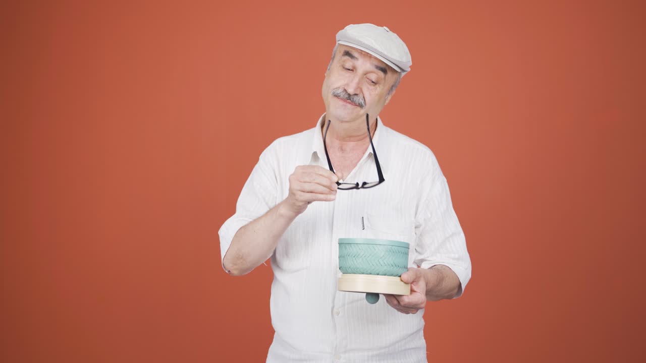 시력 문제가 없는  ⁇ 은이가 쓰레기통에 안경을 던집니다.