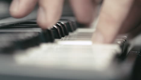 Die-Hände-Des-Musikers-Spielen-Keyboards,-Makroaufnahme