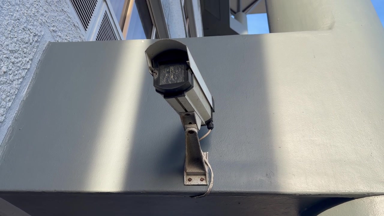 Telecamera a circuito chiuso e di sorveglianza all'esterno di un moderno edificio per uffici