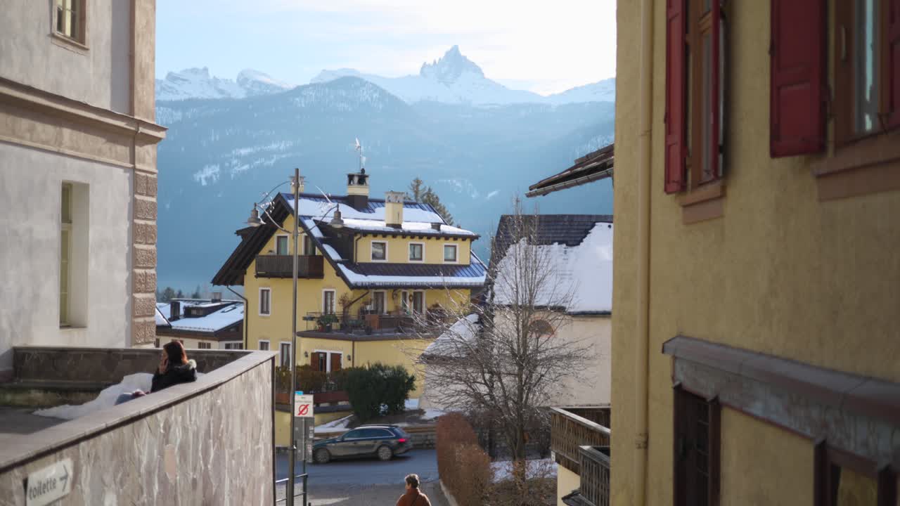 겨울 날씨에 산 마을