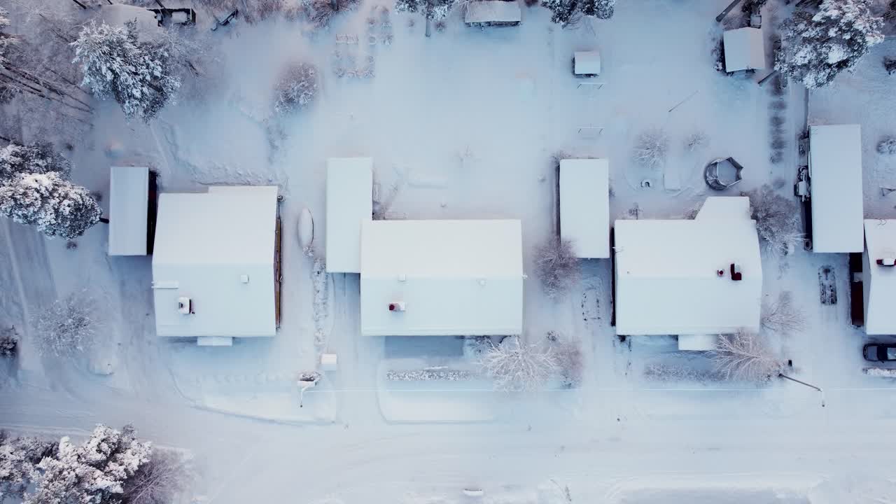 추운 겨울날 여러 개의 단독 주택