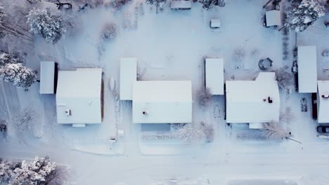 varias viviendas unifamiliares en un frío día de invierno
