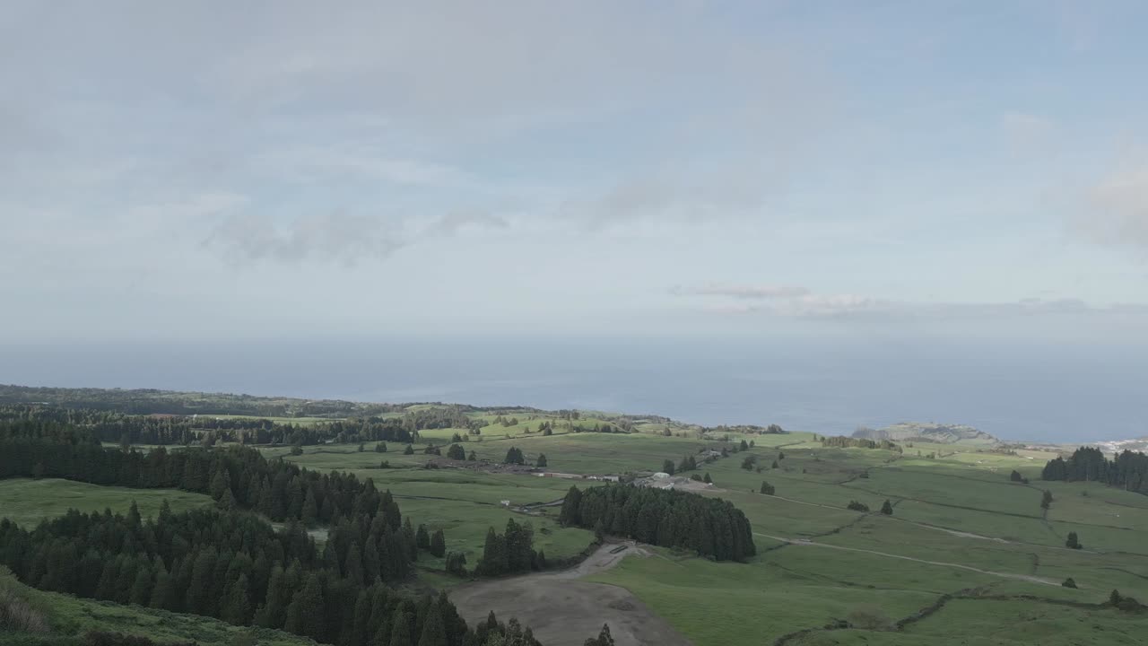 Pemandangan luas São Miguel dari Miradouro do Pico do Carvão, vegetasi hijau subur, langit berawan