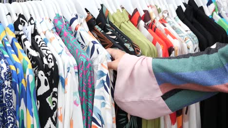 mujer comprando ropa en una tienda